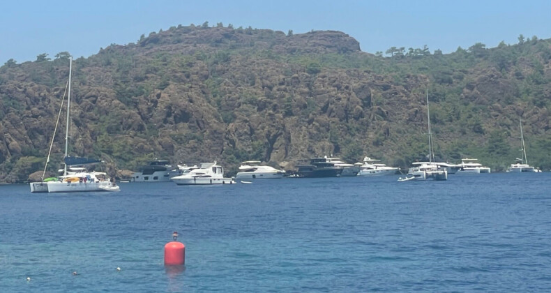 Rodos Adası’ndaki yangından yatla kaçanlar Marmaris koylarına geldi