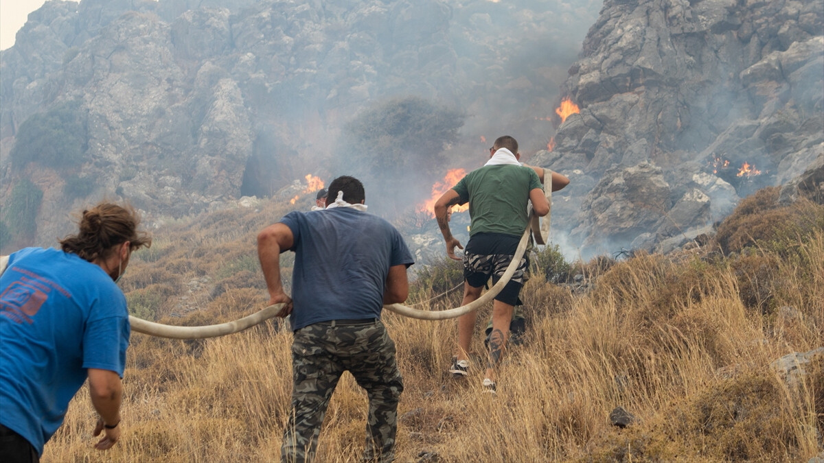 Rodos’ta orman yangınıyla mücadele: Yerleşim birimlerine ulaştı