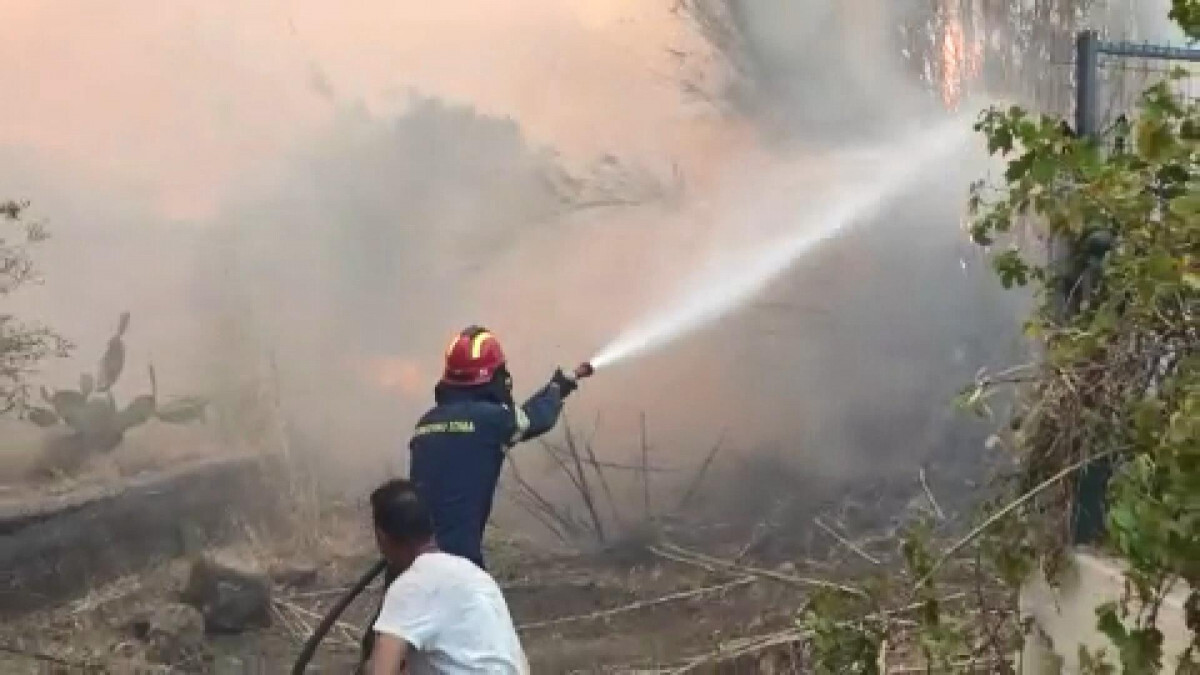 Rodos’ta orman yangınlarıyla mücadele sürüyor