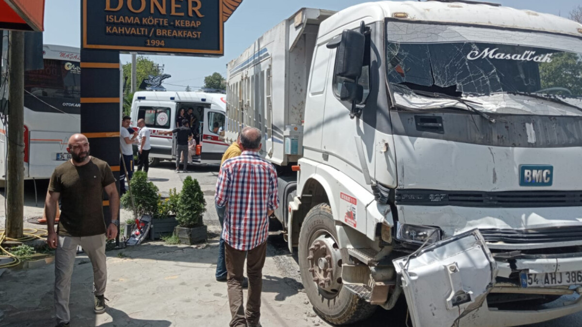 Sakarya’da kamyon ile midibüs çarpıştı: 8 turist yaralı