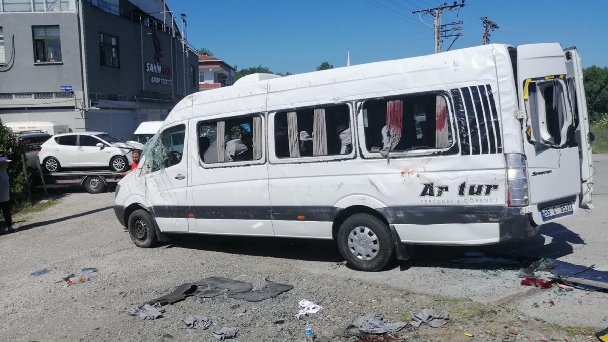 Samsun’da minibüs ile otomobil çarpıştı