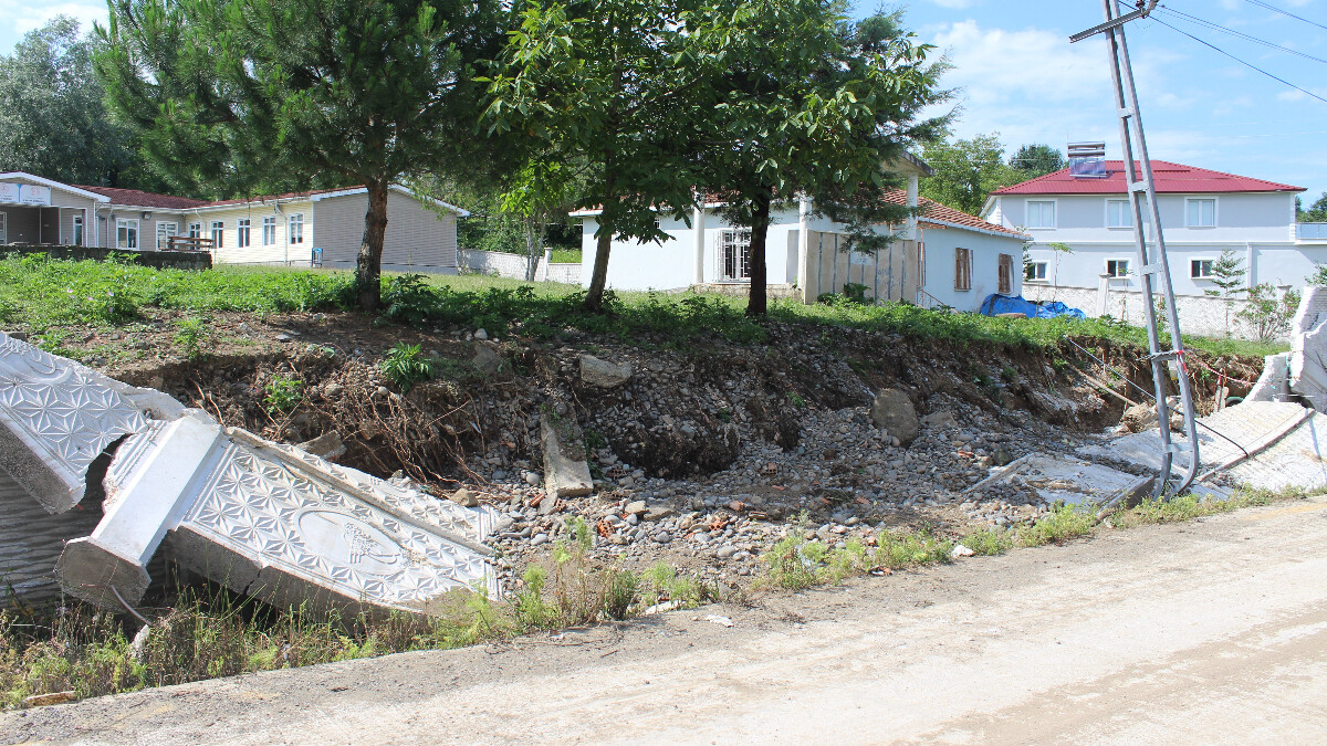 Samsun’da sel istinat duvarını yıktı