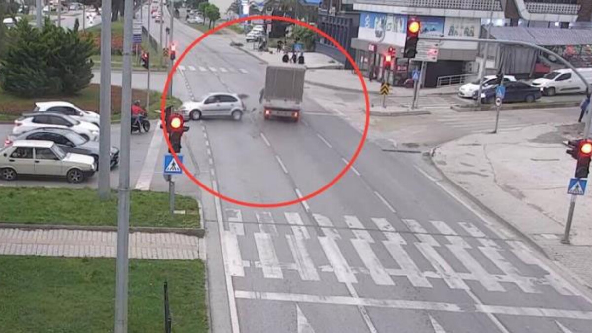 Samsun’daki trafik kazaları, KGYS kameralarına yansıdı