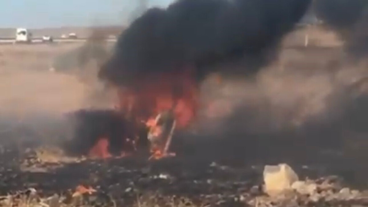 Şanlıurfa’da devrildikten sonra yanan otomobil küle döndü