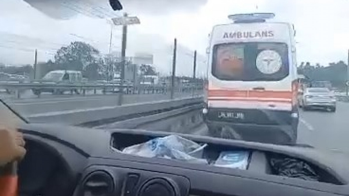 Sefaköy’de ambulansın peşine takılan sürücü, kaza yaptı