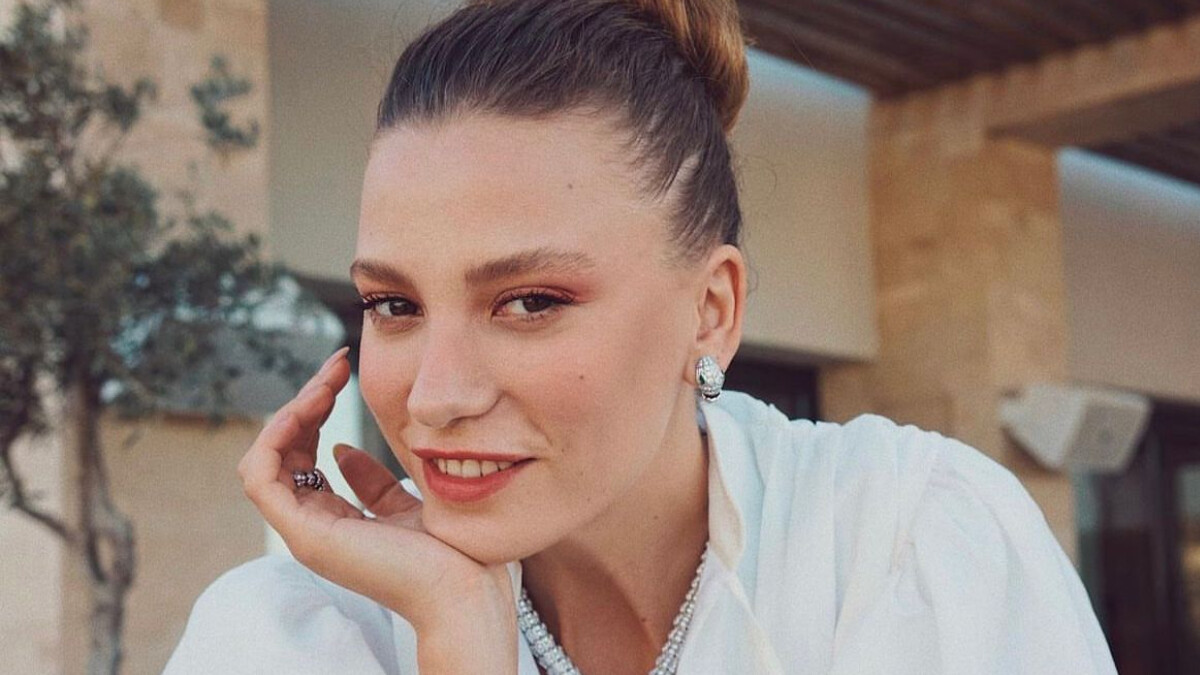 Serenay Sarıkaya pembe bikinisiyle şov yaptı! Kusursuz fiziğine yorum yağdı