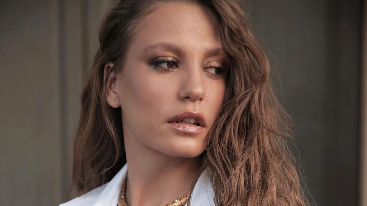 Serenay Sarıkaya yine tarzıyla gündemde! İddialı pozuyla sosyal medyayı salladı “Başa belasın”
