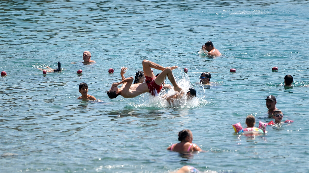 Sıcaklık 44 derece! Antalya’da denizler doldu taştı