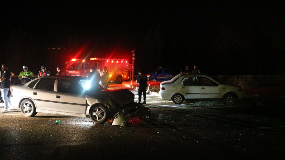 Sivas’ta otomobillerin çarpıştığı kazada 9 kişi yaralandı