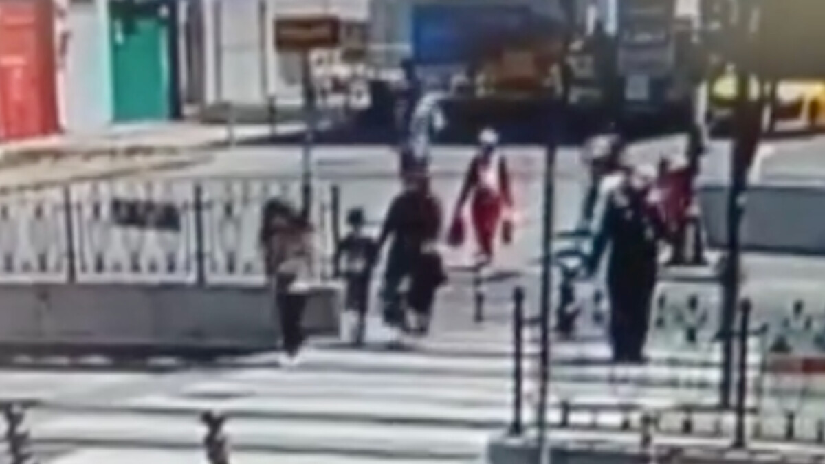 Sultangazi’de motosiklet 2 yayaya çarptı: O anlar kamerada