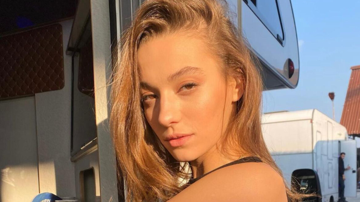 Sümeyye Aydoğan dekolteli pozuyla nefes kesti! “Her detayı ayrı güzel”