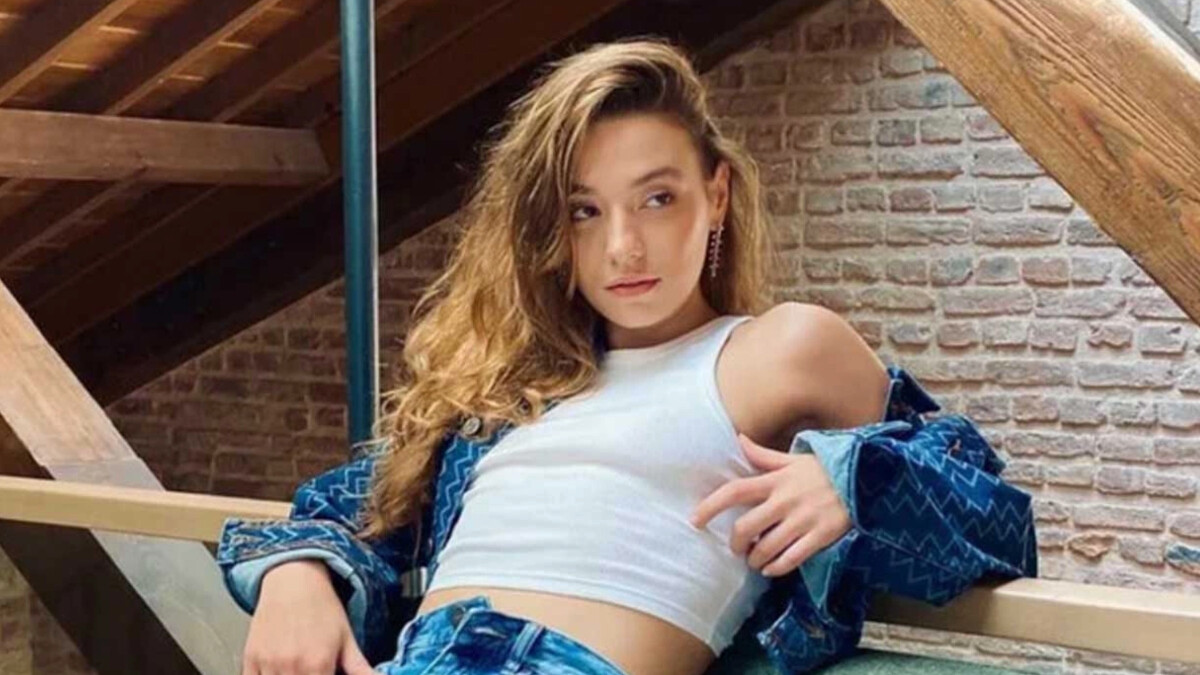 Sümeyye Aydoğan mini etekli havuz pozlarıyla sosyal medyayı salladı: ‘Göz kamaştırıcı güzellik’