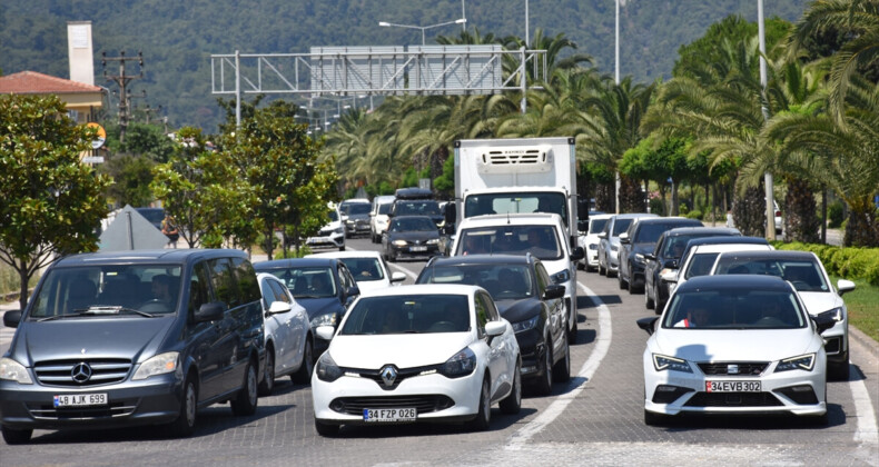 Tatilciler dönüyor! Yurt genelinde trafik yoğunluğu başladı