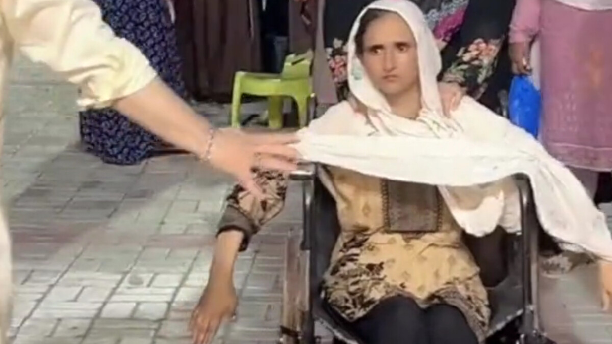 Tekerlekli sandalyeli kadın bir dokunuşla ayağa kalktı!