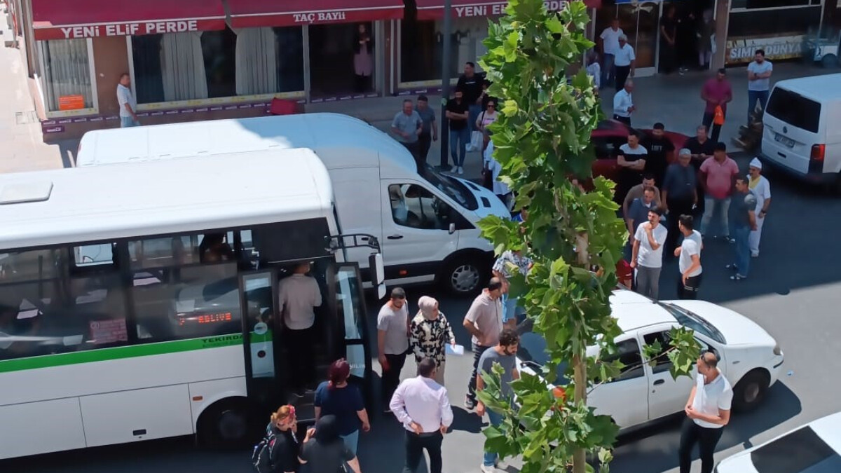 Tekirdağ’da yol ortasına park edilen araçlara tepki gösterdi