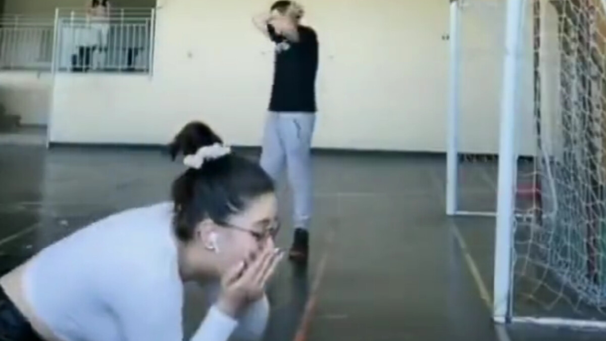 Tiktok’ta gülme krizine sokan anlar! Video çekmek isterken kafasına topu yedi