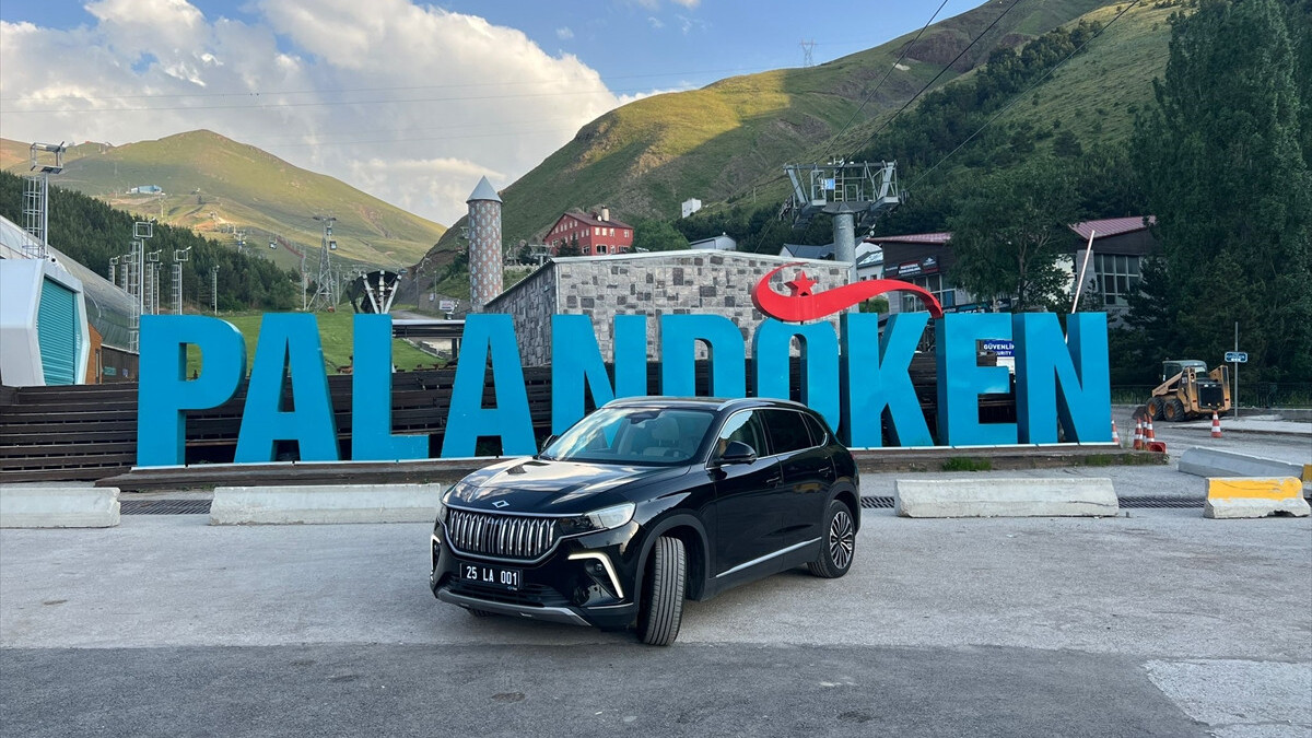 Togg’un Oltu modeli, rengini aldığı kentte gezdirildi