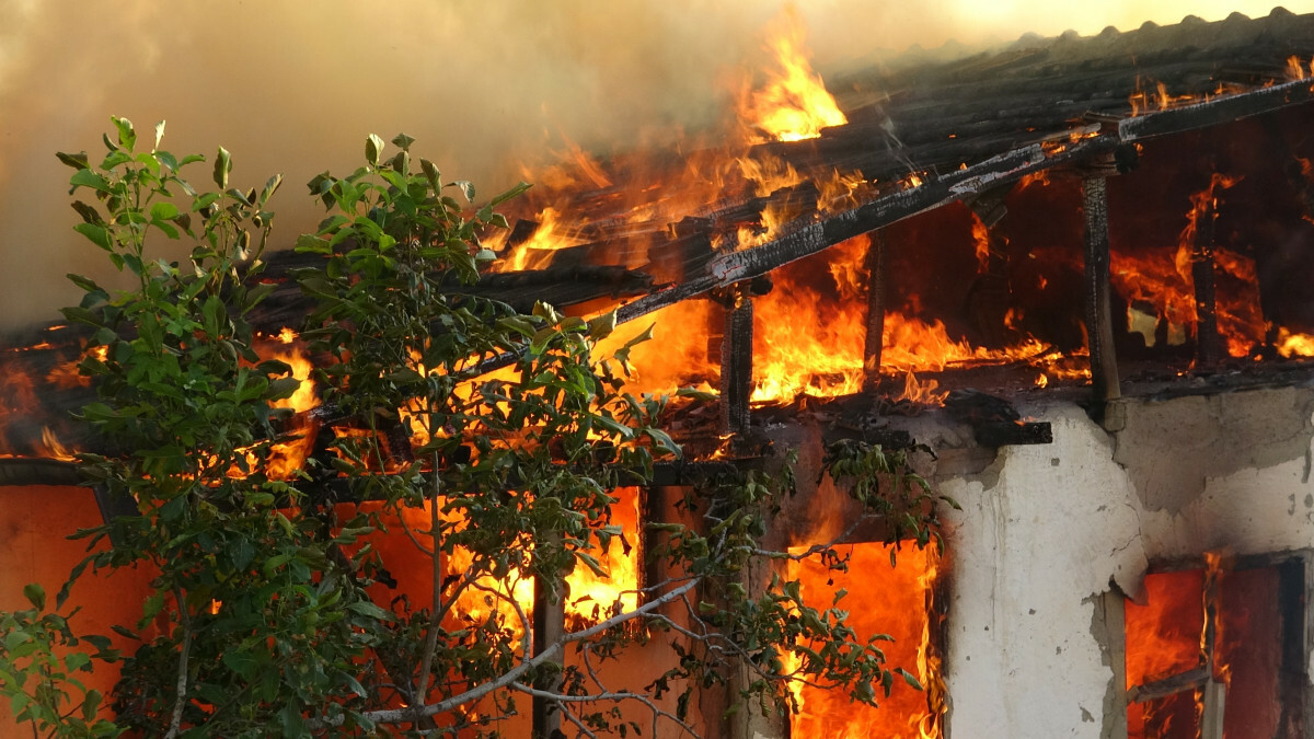 Tokat’ta çıkan yangında metruk bina kullanılamaz hale geldi