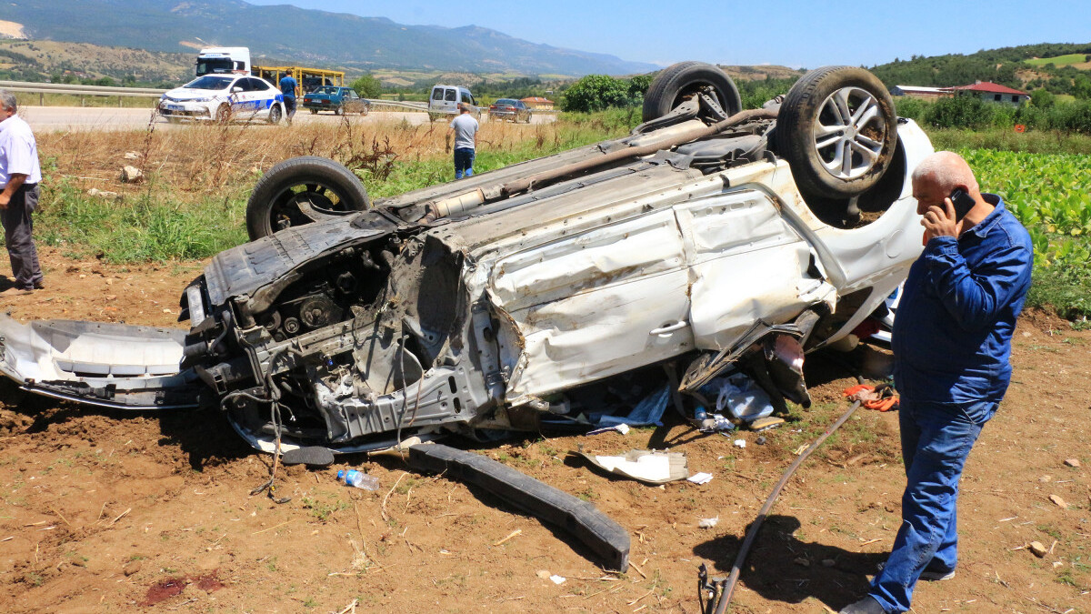 Tokat’ta feci kaza: Otomobil, park halindeki minibüse çarptı