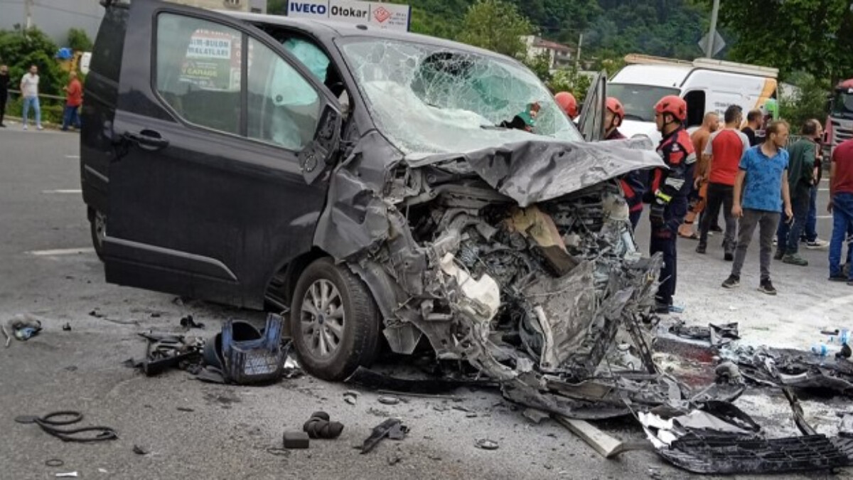 Trabzon’da yakıt tankeri turistleri taşıyan minibüse çarptı