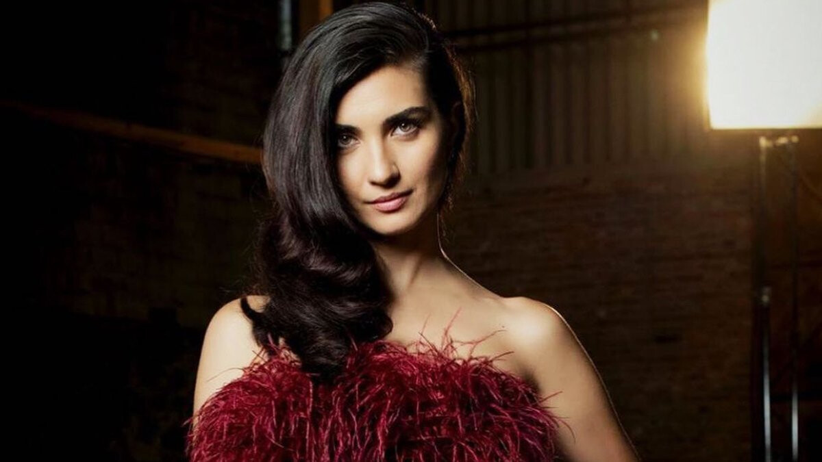 Tuba Büyüküstün’ün İngilizce performansı