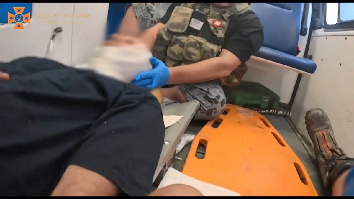 Ukrayna’da yaralanan görevlinin ambulanstaki zamana karşı yarışı kamerada