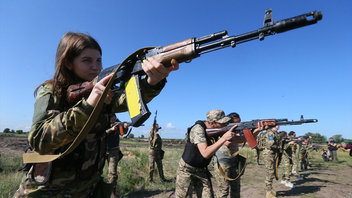 Ukraynalı kadın askerler tatbikat yaptı