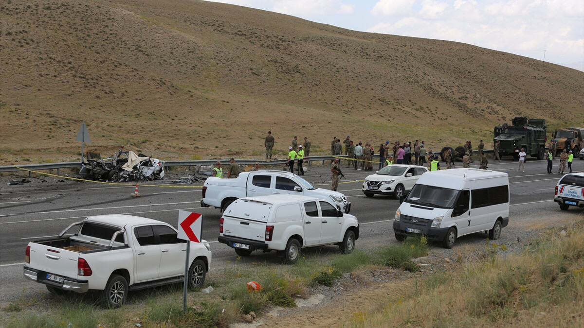 Van’da askeri araç ve otomobil çarpıştı: 1 ölü, 12 yaralı