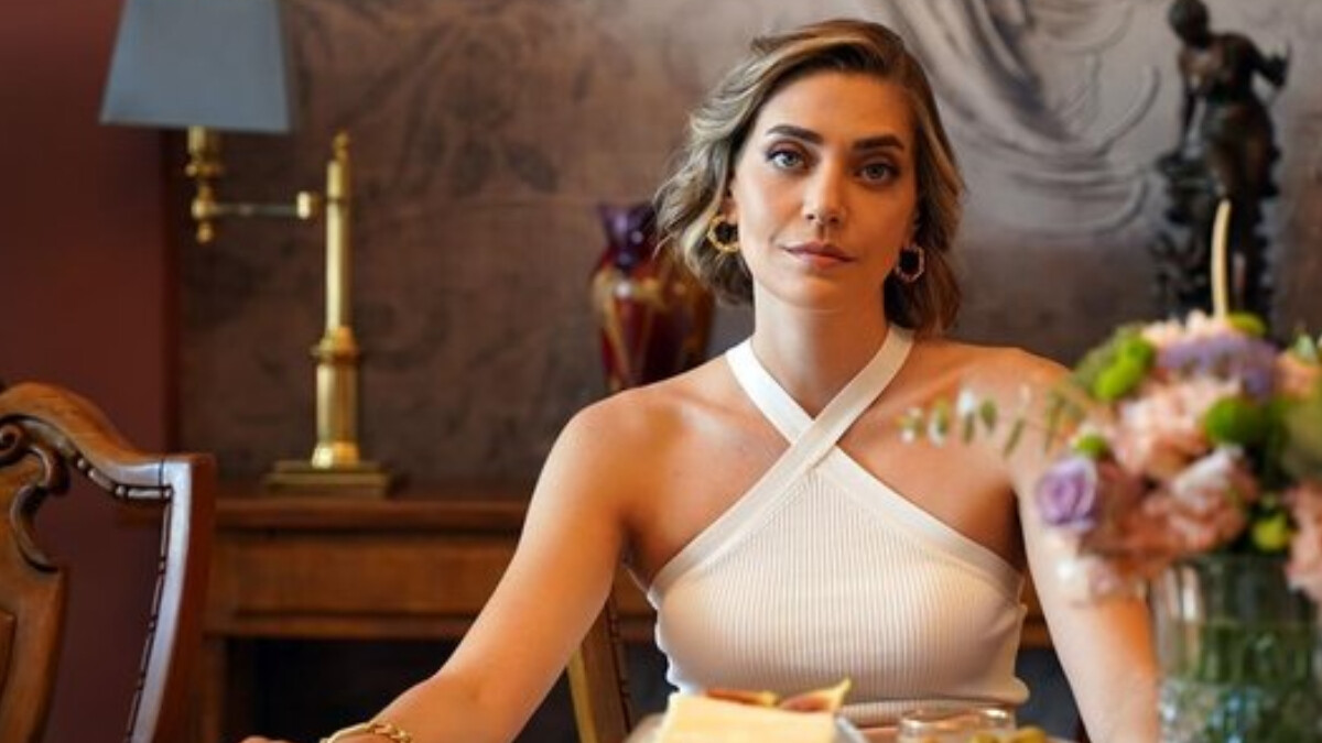 Yalı Çapkını’nın Asuman’ı Öznur Serçeler havuza girdi, kuğu gibi süzüldü…”Yaktın Asuman”