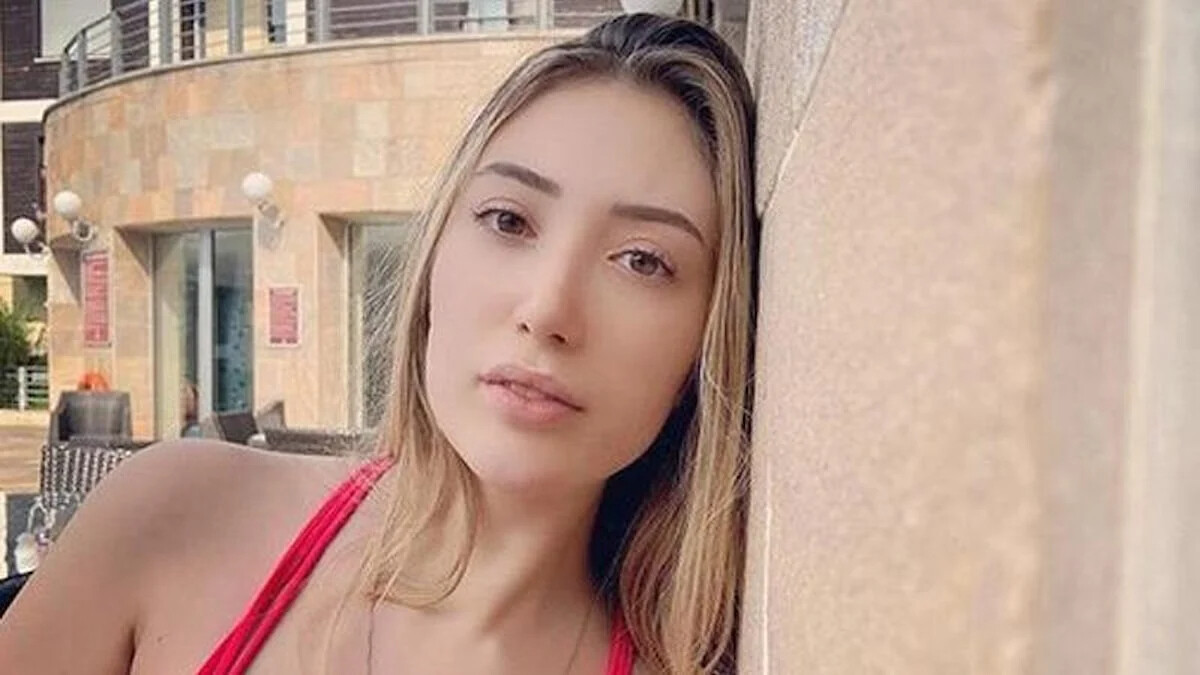 Yasmin Erbil kırmızı dekoltesiyle aynaya geçti, peş peşe paylaştı! “İnanılmazsın”