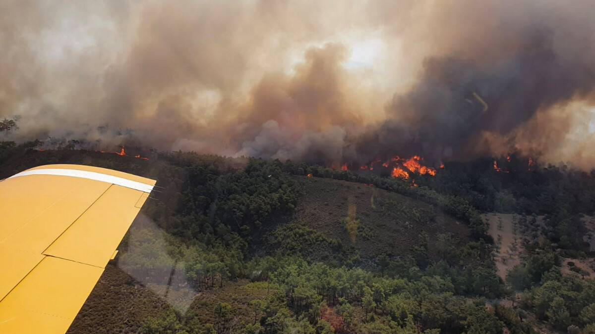 Yunanistan’a ait yangın söndürme uçağı düştü
