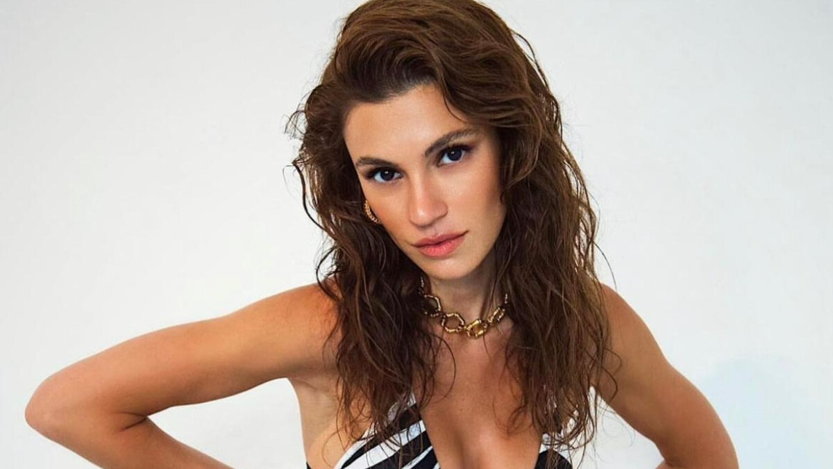 Yüsra Geyik bikinili cesur pozuyla yaktı kavurdu “Yangın yeri buralar”