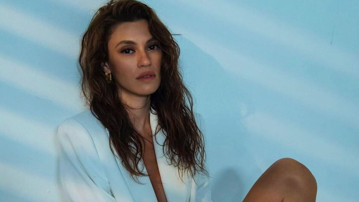 Yüsra Geyik teknede dümenin başına geçince… İddialı pozuna alev emojisi yağdı!