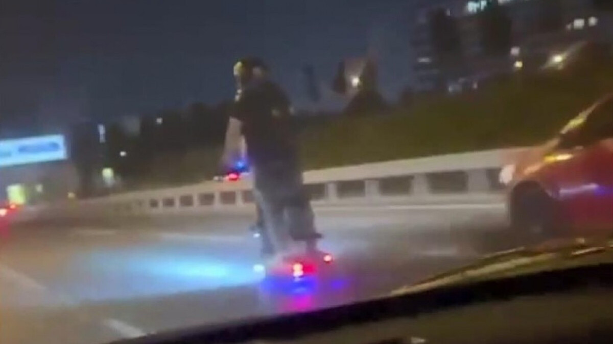 Zeytinburnu’nda 2 kişi skuterle otomobillerin arasında tehlikeye saçtı