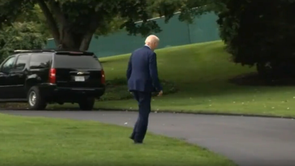 11 günlük tatilden dönen Biden, kendisine seslenen muhabirleri görmezden geldi