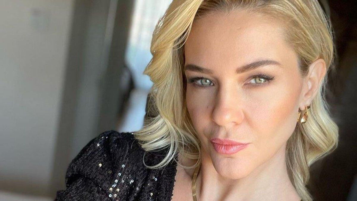 45 yaşındaki Emine Ün bikinili pozlarıyla beğeni topladı! ‘Kusursuz güzellik’