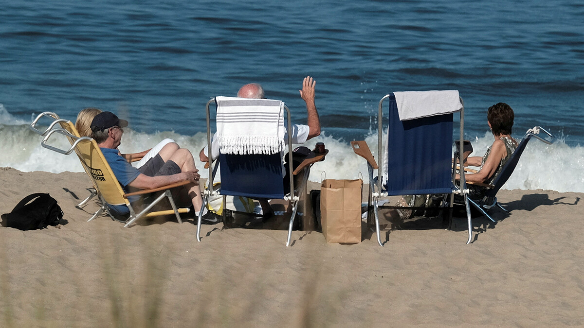 ABD Başkanı Biden, Hawaii yanarken plajda objektiflere yansıdı