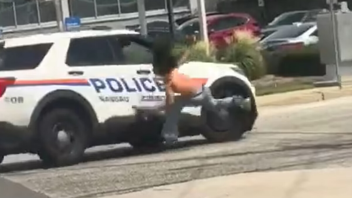 ABD’de aksiyon dolu an: Polis, eli silahlı kadına aracıyla çarptı