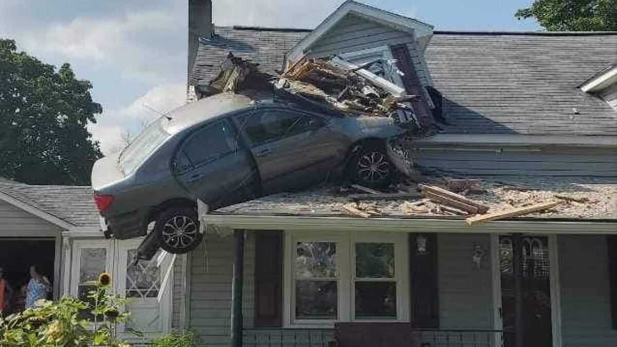 ABD’de bir araç evin ikinci katına daldı