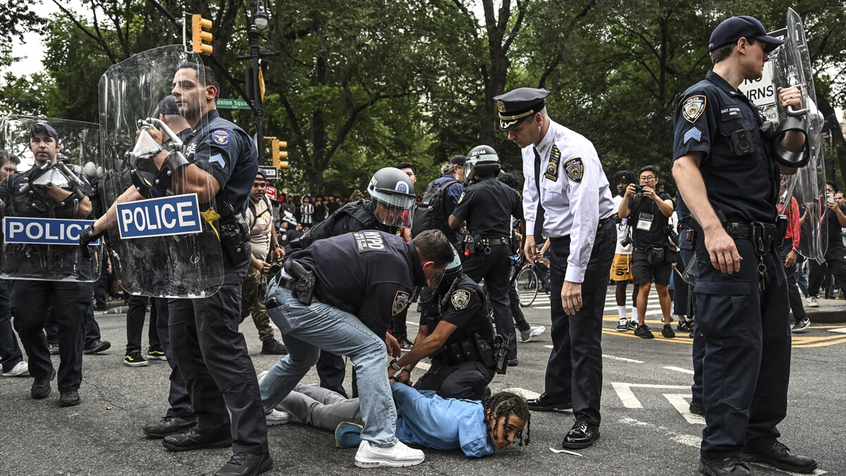ABD’de sosyal medya fenomeninin hediye dağıtımında arbede yaşandı