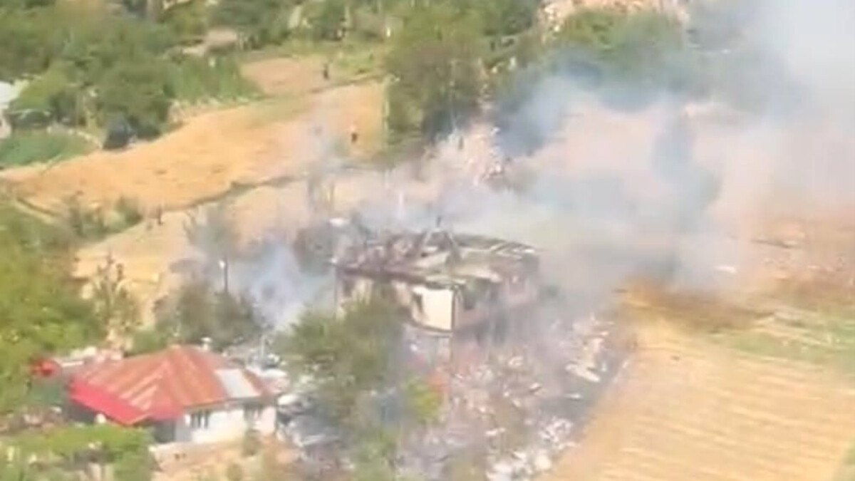 Adana’da evlere sıçrayan yangına havadan müdahale edildi