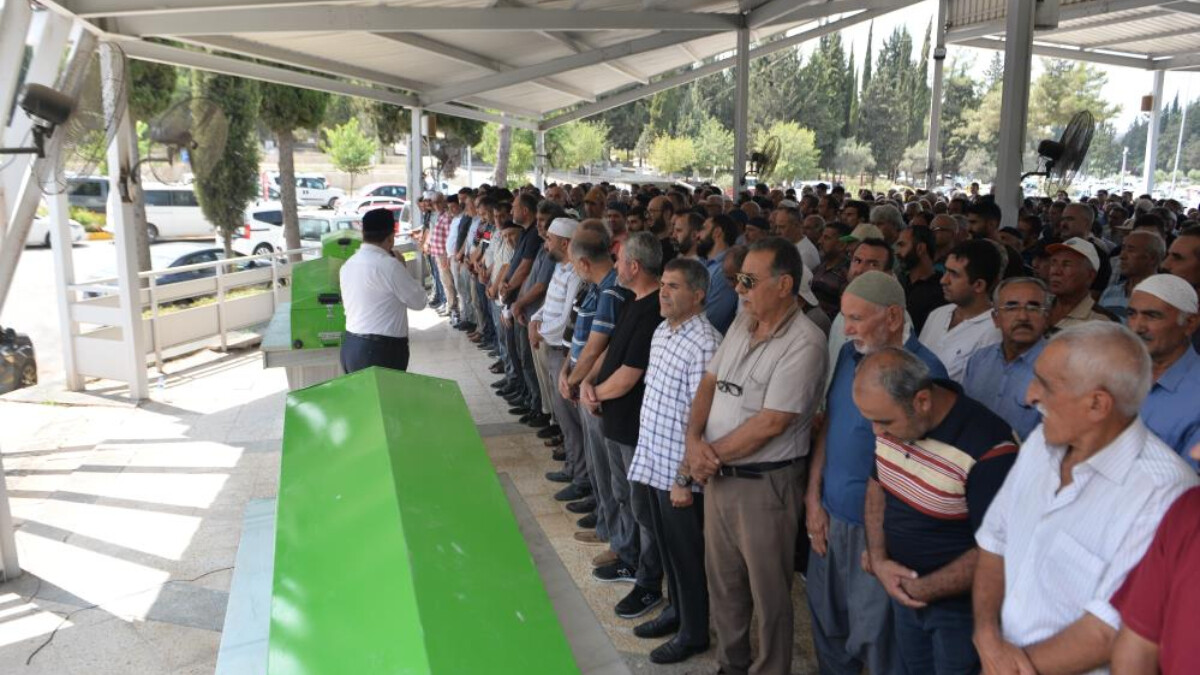 Adana’da köpeğe çarpmamak için kaza yapan araçtaki 3 kişinin cenazeleri defnedildi