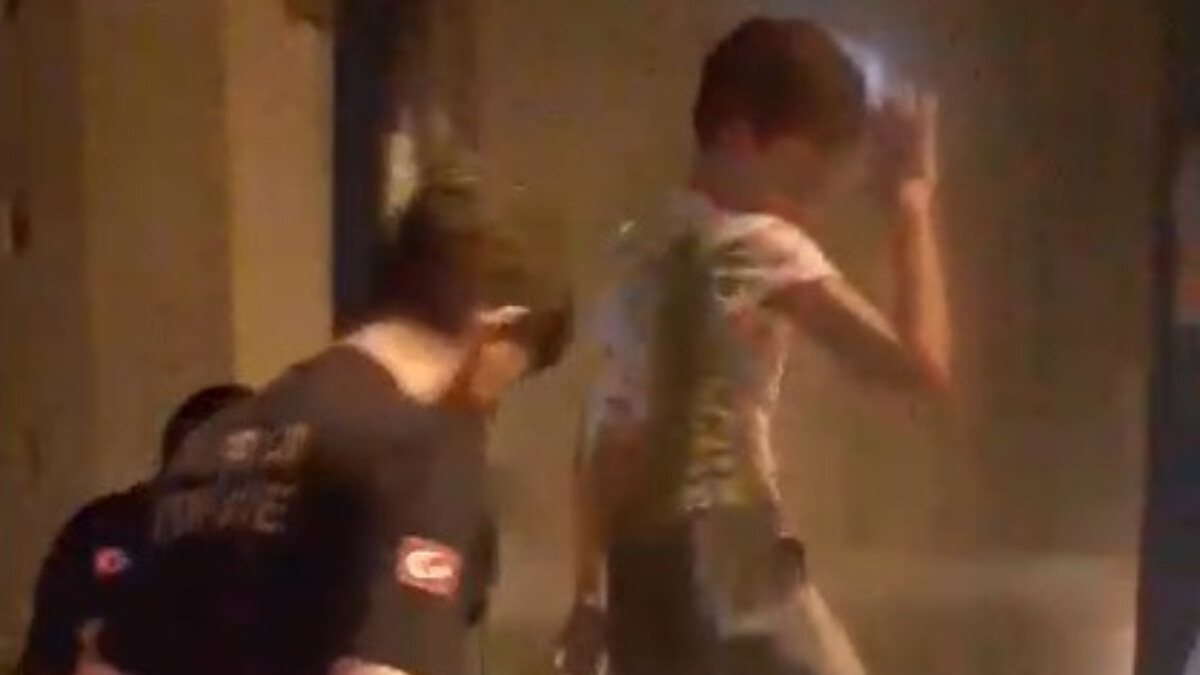 Adana’da küçük çocuk girdiği reklam panosunda mahsur kaldı