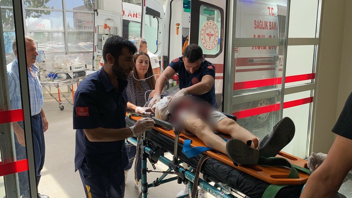 Adıyaman’da camdan çıkarttığı kolu, kaza esnasında araçların arasında parçalandı