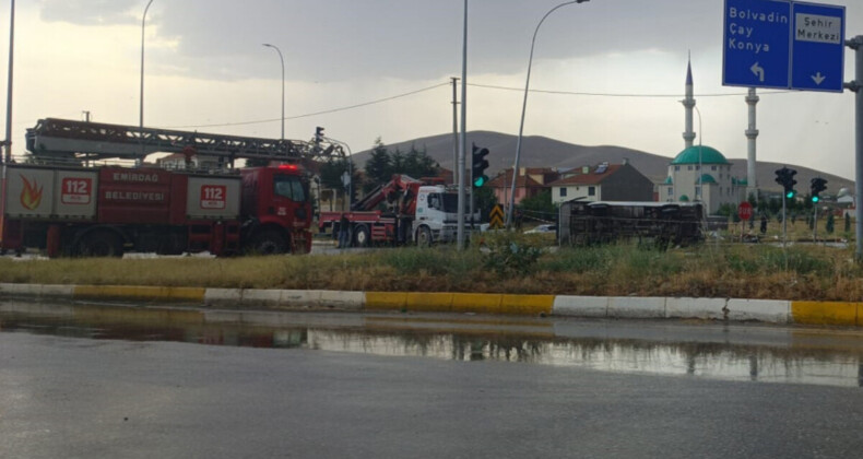 Afyonkarahisar’da kamyonet ile midibüsün çarpıştığı kazada 33 kişi yaralandı