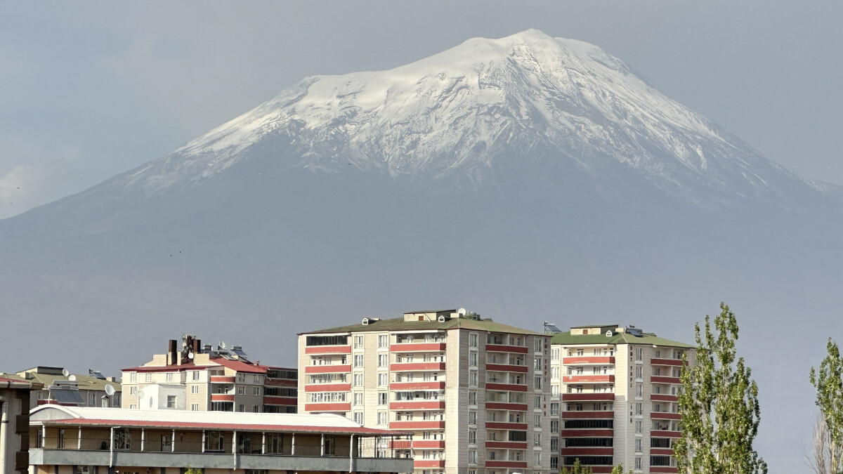 Ağustos ayında Ağrı Dağı’na kar yağdı