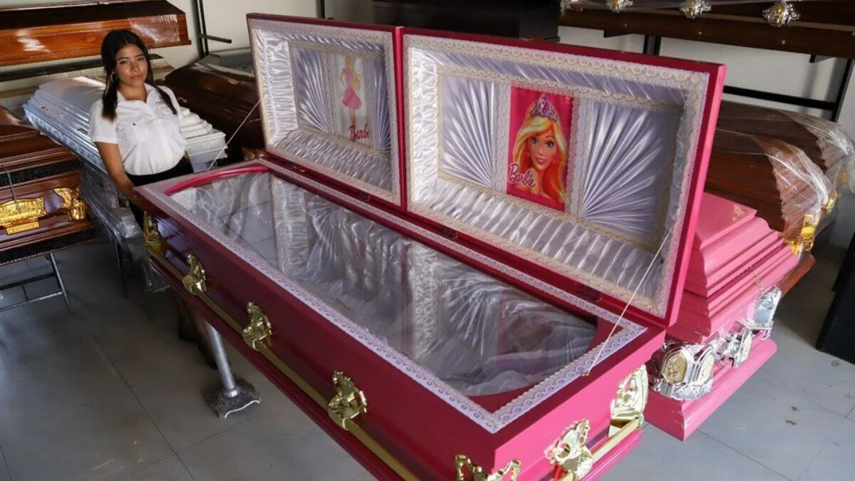 Akım hız kesmeden devam ediyor! Barbie temalı tabutlar üretilmeye başlandı