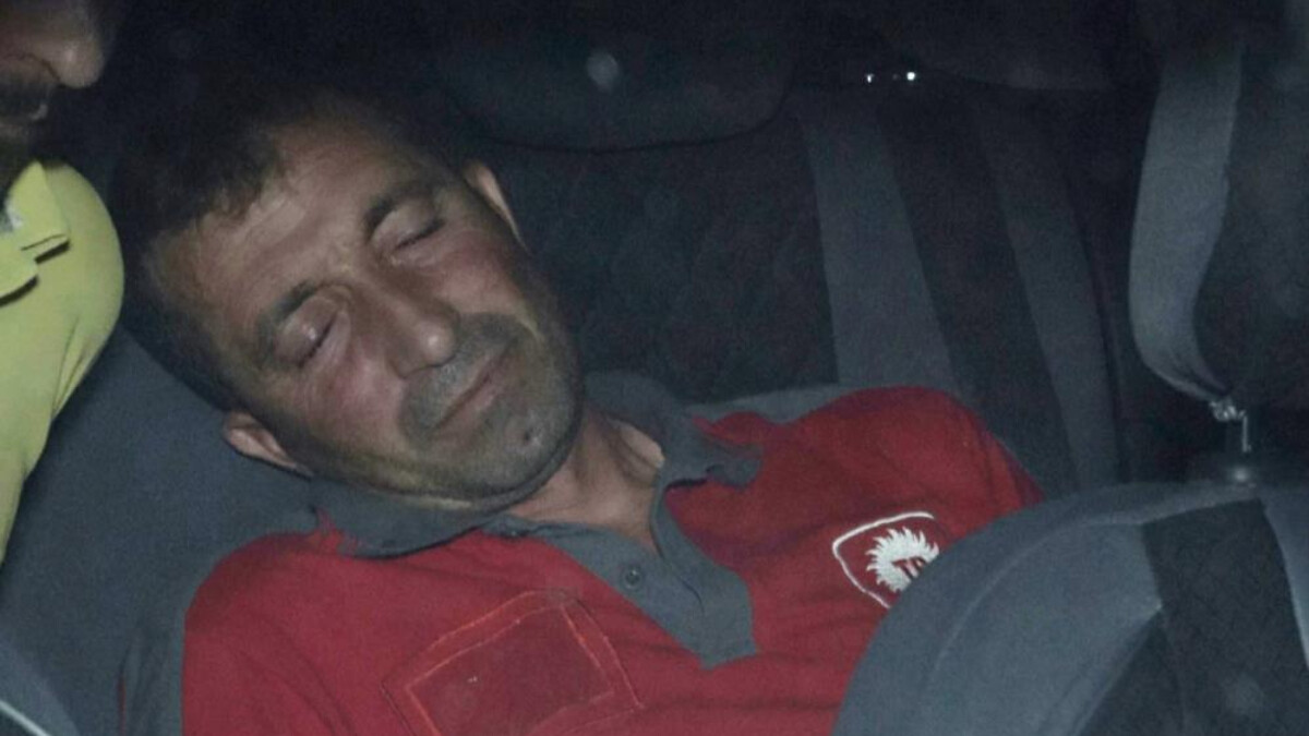 Aksaray’da alkollü sürücü önce polis aracında ardından da refüjde uyudu