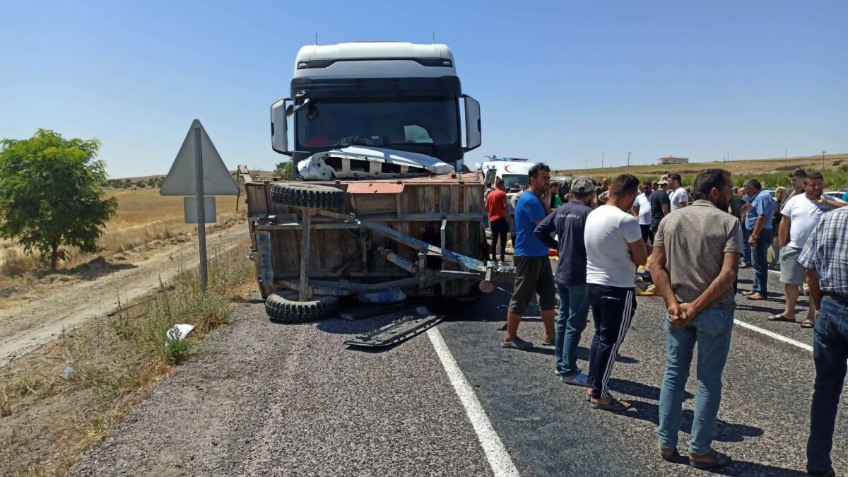 Aksaray’da tır, traktöre çarptı: 1 ölü, 1 yaralı