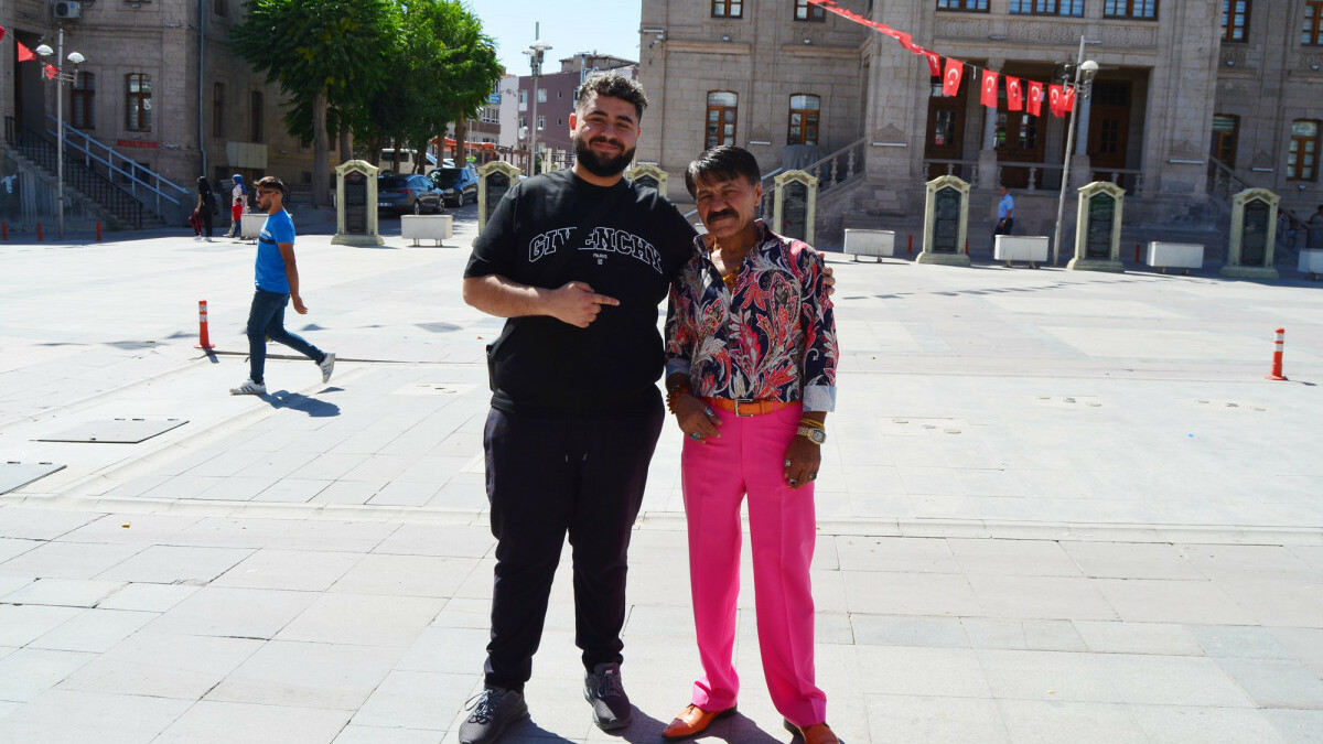 Aksaraylı gurbetçinin renkli hayatı: Modacı Kadir giyim tarzıyla dikkat çekiyor